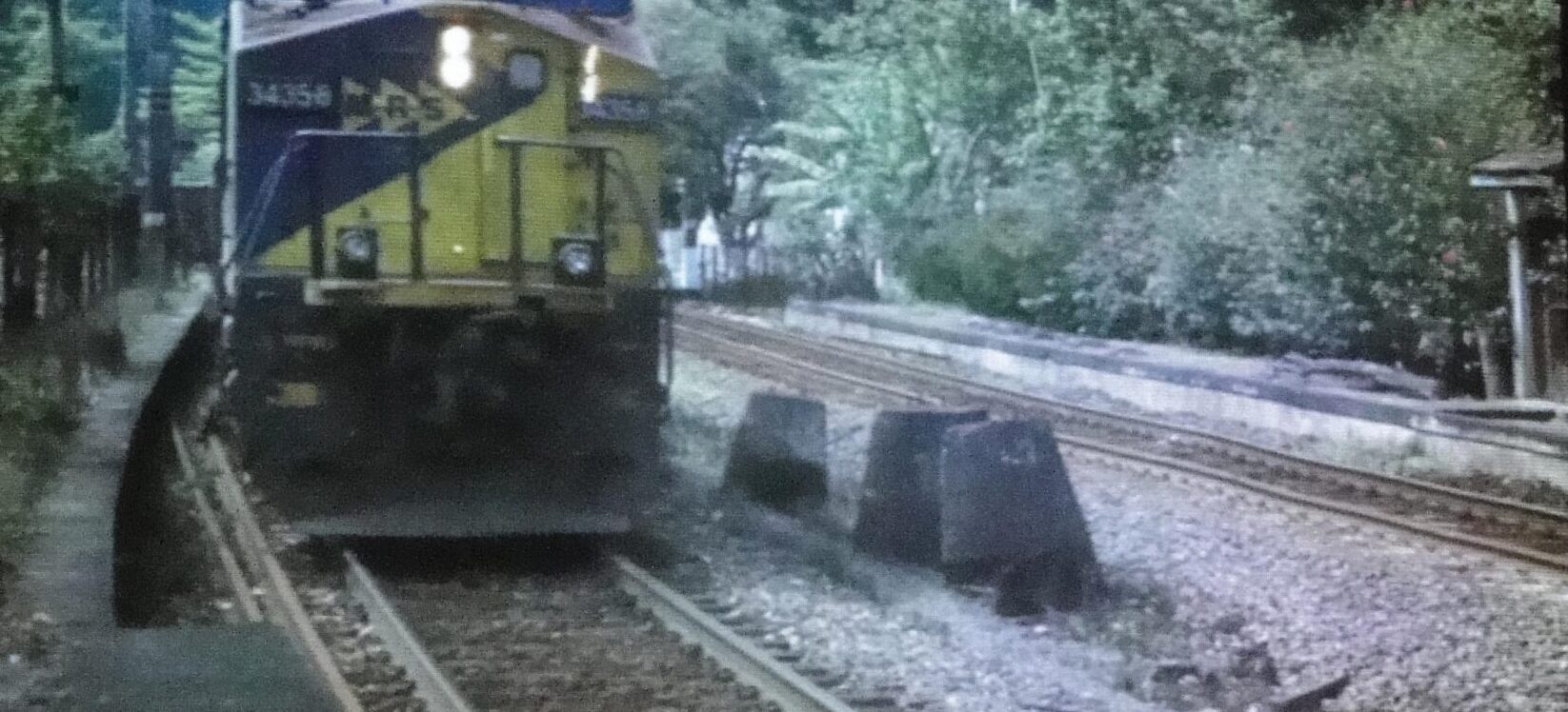 Foto da mostra do grupo Lugares, onde é visto um trem chegando