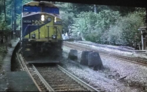 Foto da mostra do grupo Lugares, onde é visto um trem chegando