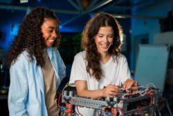 Duas mulheres jovens trabalhando em um laboratório de robótica